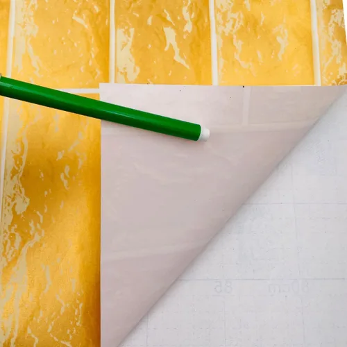 Vista 3 de Rollo de papel tapiz de ladrillos dorados de 32.8 pies, película de vinilo autoadhesiva para pared, para el hogar, cocina, contra salpicaduras