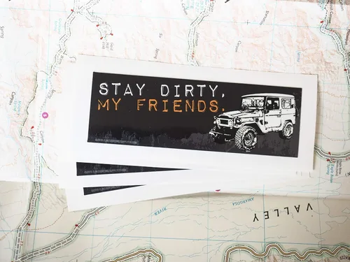 Vista 9 de Adhesivo de vinilo para parachoques Stay Dirty My Friends Offroad para KTM, BMW GS, Land Cruiser FJ40, 4x4, 4WD Para motociclistas y Overlanders