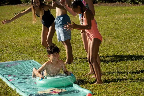 Vista 4 de BigMouth Desliza y desliza con rociadores integrados, diversión acuática de verano de 18 pies de largo, tobogán acuático incluye trineo a juego