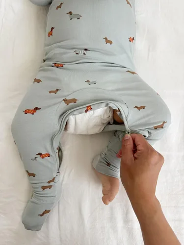 Vista 5 de GUNAMUNA Pijama unisex convertible ultrasuave para bebé, mameluco con cremallera para pañales, recién nacido a 24 meses