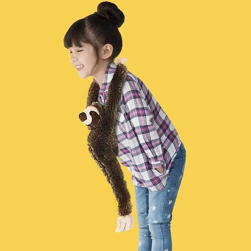 Vista 7 de ArtCreativity Peluche de perezoso colgante marrón, perezoso de peluche de tres dedos de 28 pulgadas con diseño realista, suave y abrazable, bonita