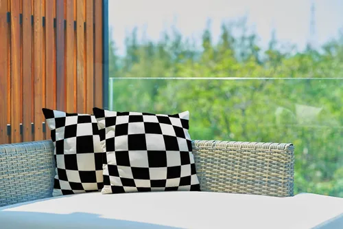 Vista 4 de Fundas de almohada decorativas de 16 x 16 pulgadas, patrón blanco y negro de tablero de ajedrez para sofá, fundas de cojín de granja para decoración