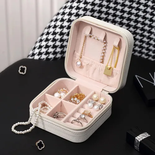 Vista 5 de KKBGN Mini caja de joyería portátil de viaje estuche pequeño organizador de almacenamiento de exhibición para anillos aretes collares pulseras blanco