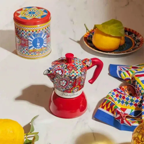 Vista 6 de Bialetti Dolce & Gabbana MOKA INDUCTION 4 tazas, seguro para inducción y fuego abierto (máquina de café, máquina de café espresso, Makinetta)