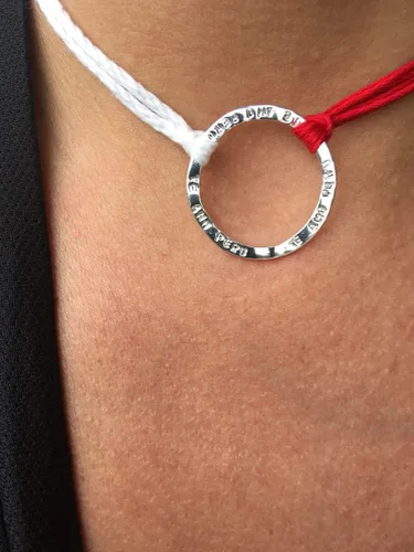 Vista 4 de TE AMO PERU - Pulsera estampada con círculo abierto de infinito, plata de ley 925 reversible, hilo de algodón Pima ajustable rojo y blanco
