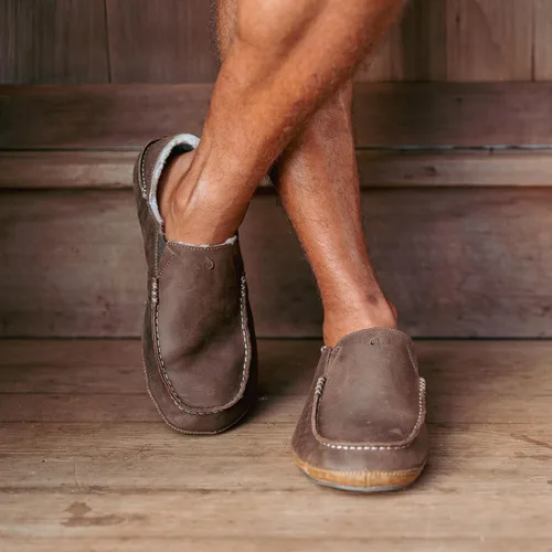Vista 3 de OLUKAI Moloa pantuflas, Zapatos de cuero de primera calidad para hombre con suela suave, forro de piel de oveja genuina y inserto de gel, tacón