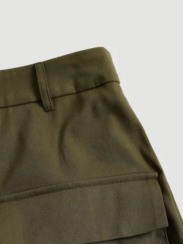 Vista 3 de WDIRARA Pantalones cortos cargo de verano con cintura elástica y pierna ancha para mujer, con bolsillos
