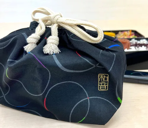 Vista 2 de OSK - genial lonchera japonesa Bento con bolsa, cuerda de amarre y palillos, color negro