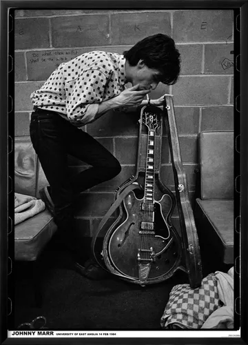 Vista 2 de AllPosters Póster de pared Johnny Marr-Uea 84 sobre marco negro, 23 x 33 pulgadas