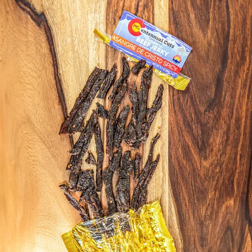 Vista 3 de Centennial Cuts - Sangre De Cristo Spicy Beef Jerky - 3.5 oz, de propiedad familiar, snack proteico
