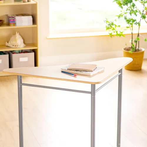 Vista 8 de Guidecraft Escritorio de pie ajustable - Triángulo: escritorio de estudio de madera para niños y adultos, mesa de altura ajustable con patas