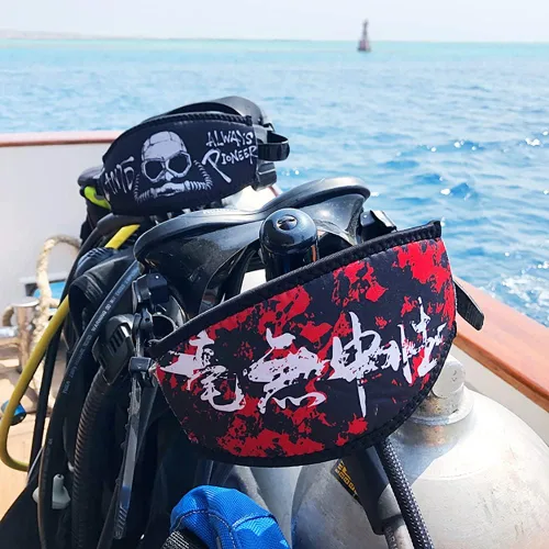 Vista 3 de Cubierta de correa de máscara de buceo de neopreno para máscara de buceo con cierre de gancho y bucle, patrón de bandera de buceo y patrón CCR
