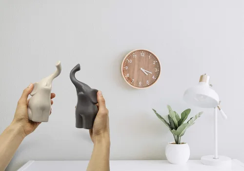 Vista 5 de Vaudagio Pareja Amorosa de Elefantes en Beige y Gris - Escultura Moderna de Cerámica - Figura Decorativa como Juego - Figura de Decoración 16 cm