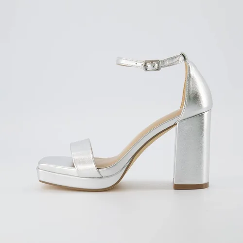 Vista 2 de CUSHIONAIRE Sandalia Grammy de plataforma con tacón de bloque de una banda para mujer + espuma viscoelástica, anchos disponibles