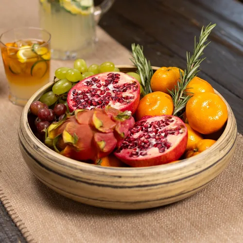 Vista 2 de LEXA Frutero de bambú para encimera de cocina, 12 pulgadas grande y redondo, cuenco de fruta de madera lacada artesanal o cuenco para dulces, cesta