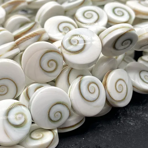 Vista 13 de ABCGEMS Shiva Eye Shell Beads Indonesia Auténtica Región Indo-Pacífico (patrón geométrico de matriz de doble cara) de origen ético – Producción