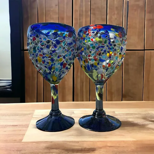 Vista 4 de Juego de 2 copas de vino con textura de guijarros sopladas a mano, 100% fabricadas en México