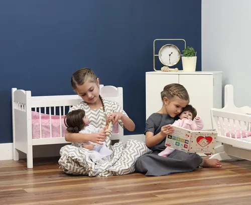 Vista 3 de Juguete de cuna de lujo para muñecas, diseñado para muñecas de 16 a 20 pulgadas, colección de Katie, ropa de cama incluida (acabado blanco)