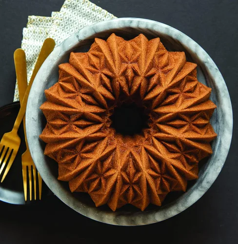 Vista 4 de Nordic Ware Cut Crystal Bundt, 10 tazas, dorado