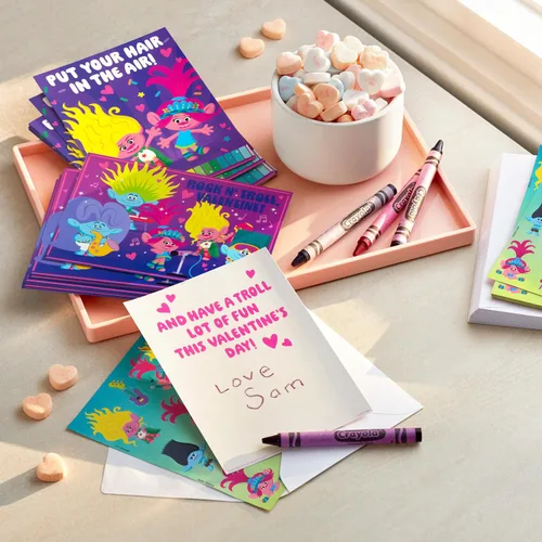 Vista 2 de Hallmark Trolls - Surtido de tarjetas de San Valentín para niños (24 tarjetas de San Valentín, 24 hojas de calcomanías y sobres)