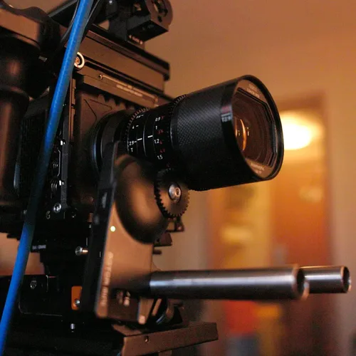 Vista 8 de Sirui Saturn 35mm T2.9 1.6X Lente Anamorfo de Fotograma Completo de Fibra de Carbono, Lente Cine para Cámaras E Mount, 418g (Destello Azul)