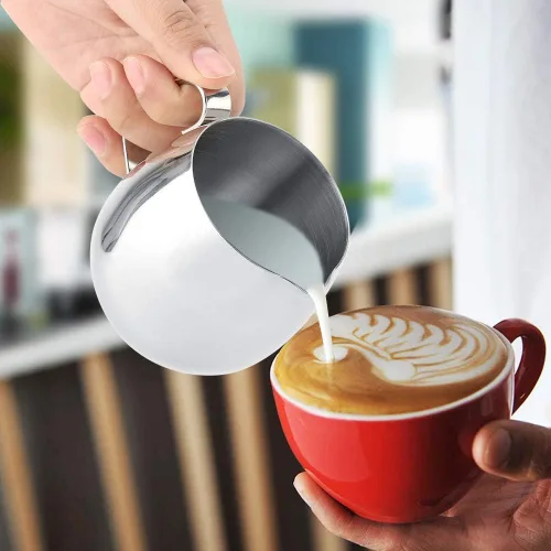 Vista 7 de Jarra de espuma de leche, jarra gruesa de acero inoxidable para café con leche, taza de espuma de café, jarra de leche plateada (10.1 fl oz)