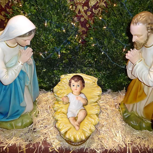 Vista 8 de VILLCASE Adorno de estatua de bebé de Jesús pequeña, 5.89 pulgadas, pequeña figura de resina para bebé, estatua coleccionable y decoraciones