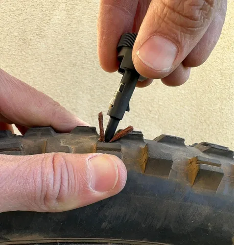 Vista 8 de GÜP-GUP-OPS - Sistema de pinchazos de gran tamaño, kit de reparación de tapones de neumáticos de bicicleta sin cámara MTB Road Gravel - Fija una