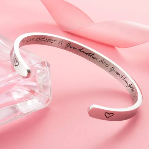 Vista 5 de Pulsera con cita de texto en inglés "The Love Between a Grandmother And Granddaughter Is Forever" (El amor entre una abuela y nieta es siempre)