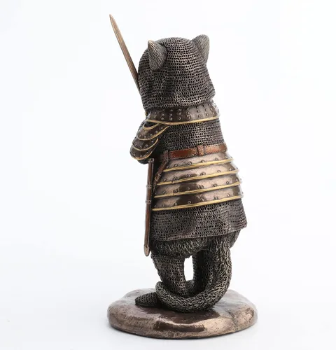 Vista 5 de Veronese Design 5 7/8 pulgadas Sir Pounce A Lot The Cat in Knight Armor - Figura de escultura de resina fundida en frío con acabado de bronce
