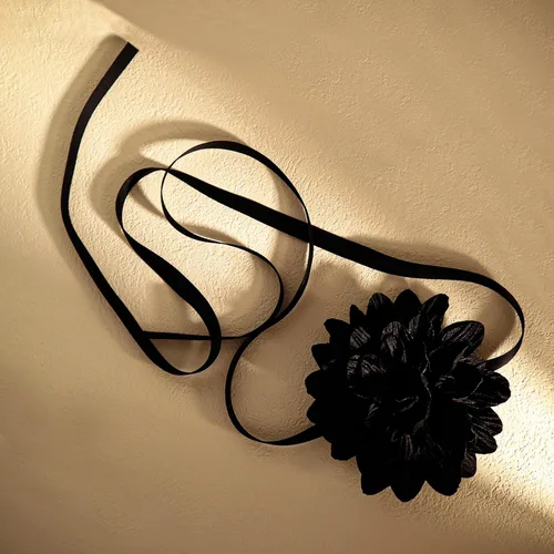 Vista 2 de Gargantilla negra con cordones de flores de camelia para mujeres y niñas