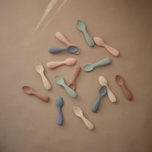 Vista 2 de mushie Cucharas de silicona para niños pequeños Paquete de 2 (rubor/arena cambiante)