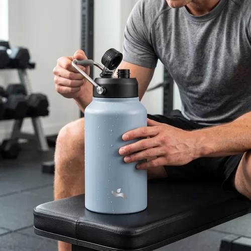 Vista 6 de Konokyo Jarra de medio galón con asa, botella de agua aislada de 64 onzas con bolsa de transporte, botella de metal de acero inoxidable al vacío