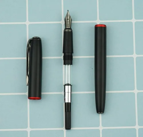 Vista 4 de erofa Picasso 916 - Pluma estilográfica de anillo negro y rojo mate con caja de regalo, punta doblada gris oscuro