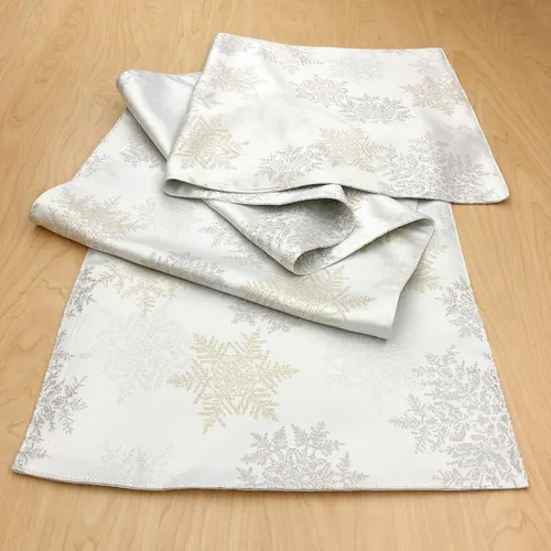 Vista 2 de CAIT CHAPMAN HOME COLLECTION - Mantel festivo de copos de nieve plateados y dorados metálicos en jacquard tejido (mantel de 35 x 183 cm)