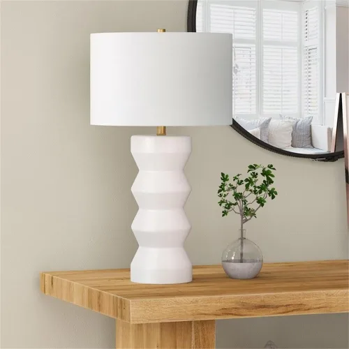 Vista 4 de Carlin - Lámpara de mesa de cerámica de 28 pulgadas de alto con pantalla de tela en blanco mate/blanco
