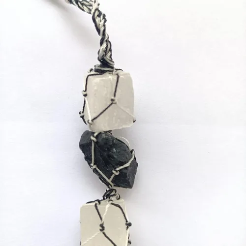 Vista 7 de Adorno colgante hecho a mano con selenita de cristal y turmalina negra con borlas de piedras de chip, decoración de Fengshui para sanación de reiki