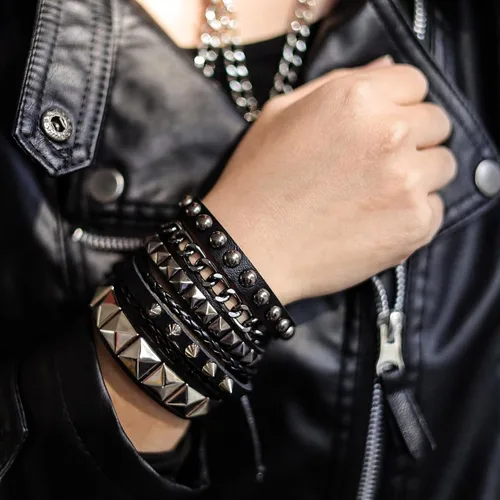 Vista 2 de Eigso Juego de 4 pulseras de cuero punk, con tachuelas de roca para hombres y mujeres, estilo retro, clásico, con pinchos, de metal, para hombre