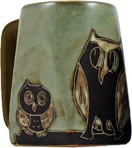 Vista 2 de Una (1) MARA STONEWARE COLLECTION – Taza de café de 12 onzas coleccionable con parte inferior cuadrada – Diseño de búho y pájaro