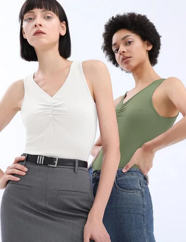 Vista 4 de KTILG Paquete de 2 camisetas sin mangas acanaladas para mujer, ajustadas, elásticas, básicas, de verano, casuales, con cuello en V