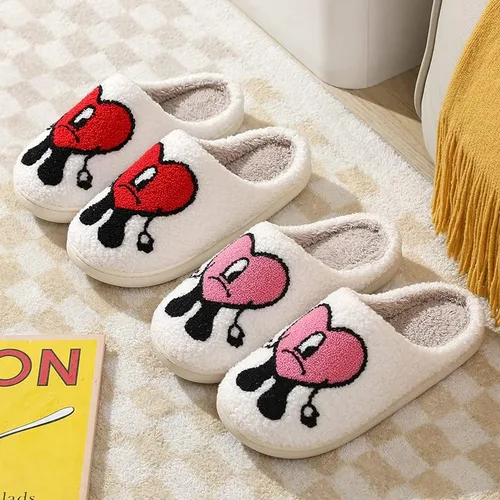 Vista 7 de Las bonitas pantuflas de conejito malo perfectas para mujeres y hombres bordado de dibujos animados pantuflas cálidas de invierno con patrón de amor