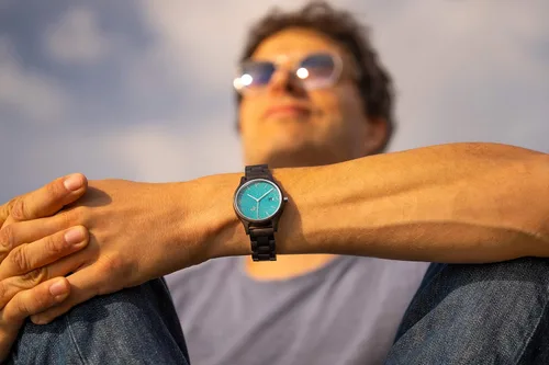 Vista 4 de Opis UR-U1 Reloj Artsy UnisexFemenino de MaderaReloj de Pulsera para HombreReloj de Madera para MujerHombre Hecho con Cara Única en Relieve
