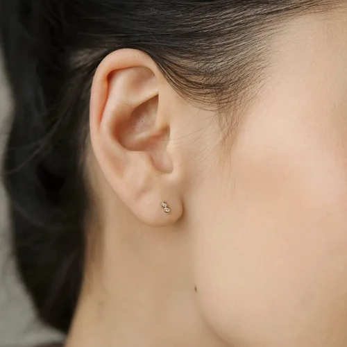 Vista 5 de HONEYCAT Aretes pequeños de doble cristal Joyería minimalista y delicada