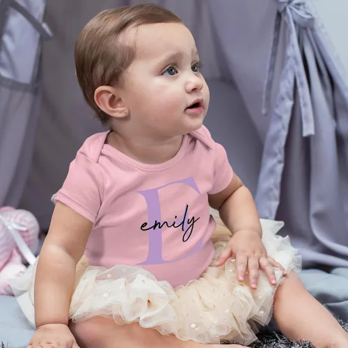 Vista 4 de Mameluco de bebé personalizado con inicial y nombre para baby shower Body personalizado para recién nacido Mameluco personalizado Bebe Lindo