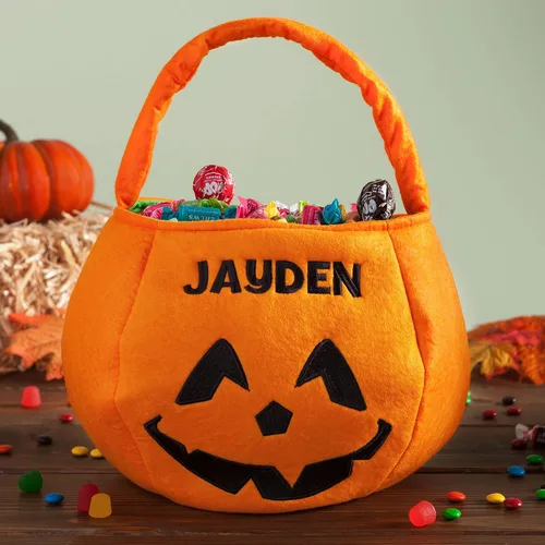 Vista 2 de Halloween Trick or Treat Bucket Bag Nombre personalizado bordado en cesta de dulces de felpa para niños
