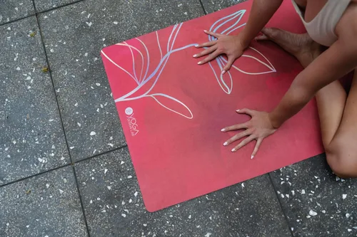 Vista 5 de YOGA DESIGN LAB - Tapete de yoga de viaje Tapete 2 en 1 + toalla Ligero, plegable, ecológico de lujo Ideal para yoga caliente, bikram