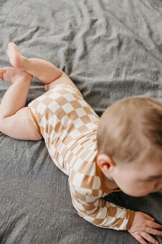 Vista 5 de Copper Pearl Body de manga larga para bebé bebé ultra suave para recién nacidos, niños y niñas, elegante, cómodo, hombros superpuestos, tela