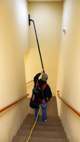 Vista 6 de Cen-Tec Systems Aspiradora de mochila HEPA de 6 cuartos de galón con kit de limpieza elevado de 20 pies