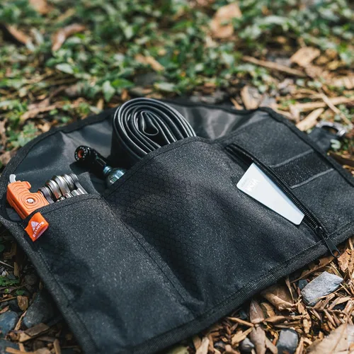 Vista 4 de Granite Bolsa de herramientas para ruedas de grava para bicicleta de montaña de carretera con sistema de bloqueo de dial para accesorios