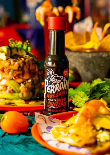 Vista 4 de La Perrona Negra Seafood Hot Sauce Botella de 5 onzas Black Marisco Salsa Picante Extra picante Hecho a mano